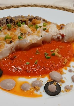 Una foto de Tintorera Infusiónada al Anís sobre cama de pimientos de piquillo, Mayonesa de Olivas y Torreznos