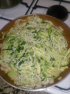 Una foto de Spaguetis de calabacín con gambas y gulas🍝