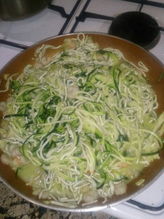 Una foto de Spaguetis de calabacín con gambas y gulas🍝