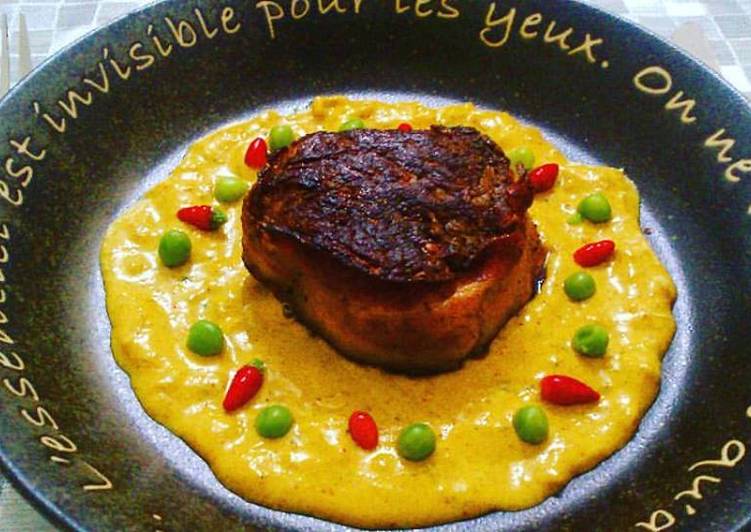 Medalhões de Filé Mignon com Bacon ao Molho Curry - Tudogosreceitas
