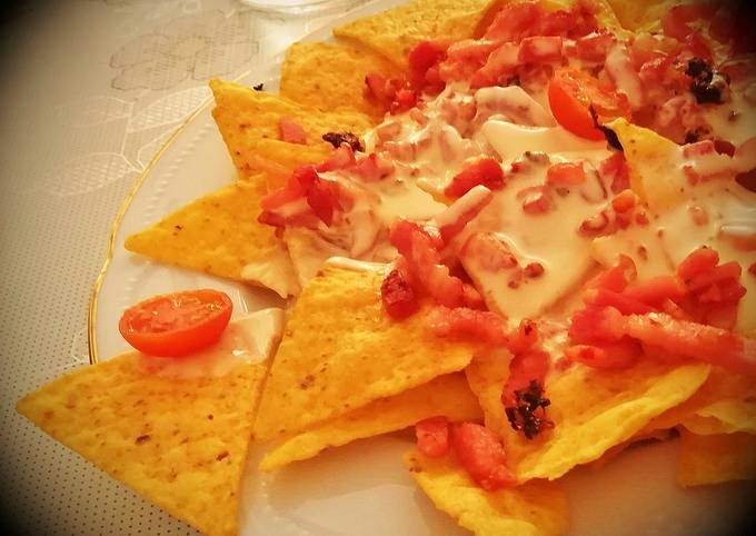 Foto principal de Dip de nachos con bacon y queso manchego fundido