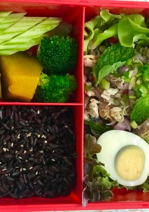รูปของ ข้าวยำปลาทู (Spicy Mackerel Salad)