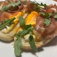 Tostada con huevo y jamón