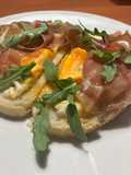 Tostada con huevo y jamón
