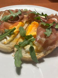 Una foto de Tostada con huevo y jamón