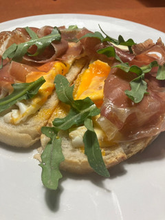 Una foto de Tostada con huevo y jamón