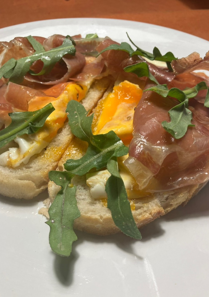 Una foto de Tostada con huevo y jamón