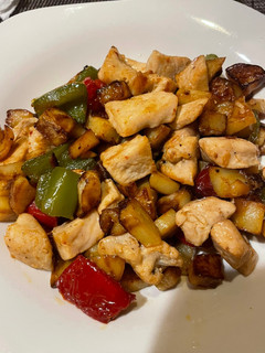Una foto de Pollo con patatas y pimiento