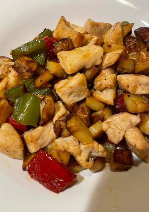 Una foto de Pollo con patatas y pimiento