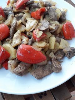 Una foto de Hígado de cerdo con verduras