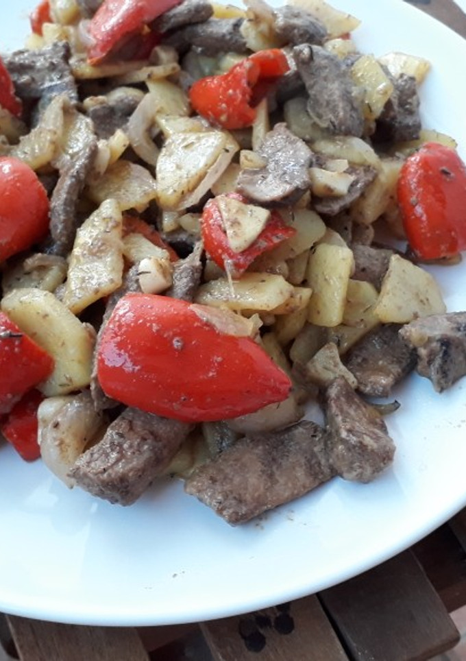 Una foto de Hígado de cerdo con verduras