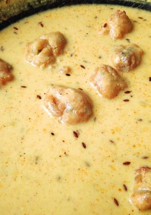 A picture of Kadi pakoda.