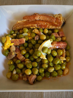 Una foto de Arvejas secas con panceta y costilla