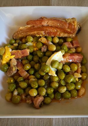 Una foto de Arvejas secas con panceta y costilla