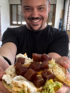 Una foto de Huevos fritos en queso feta (receta viral Tik Tok)
