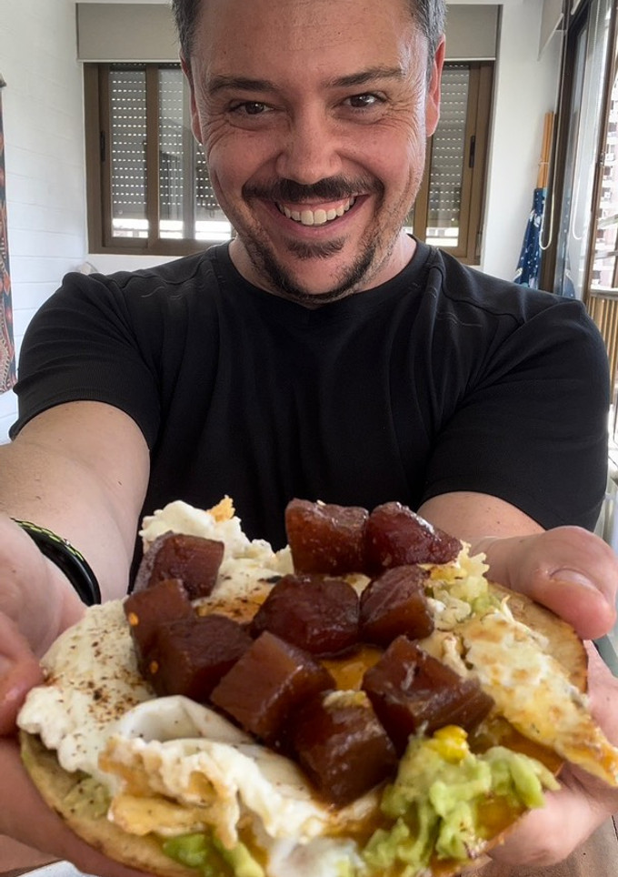 Una foto de Huevos fritos en queso feta (receta viral Tik Tok)
