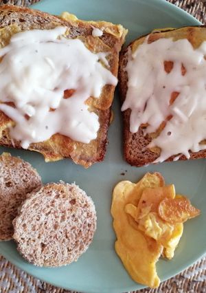 Sajtos-sonkás-tojásos kenyér recept fotója