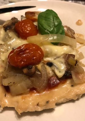 Una foto de Pizza con base de pollo