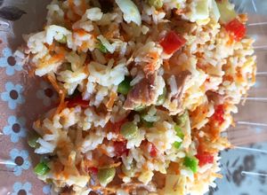 Una foto de Ensalada fresca de arroz, atún, tomate, morrón, arvejas, zanahoria y huevo duro