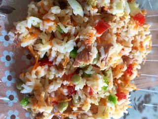 Ensalada fresca de arroz, atún, tomate, morrón, arvejas, zanahoria y huevo duro
