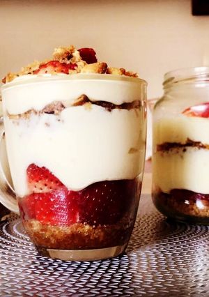 Une photo de Tiramisu fraise et biscuits lu