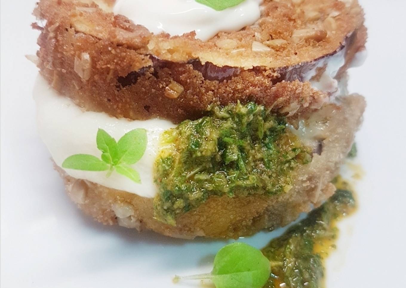 Milhojas de berenjena con salsa chermoula