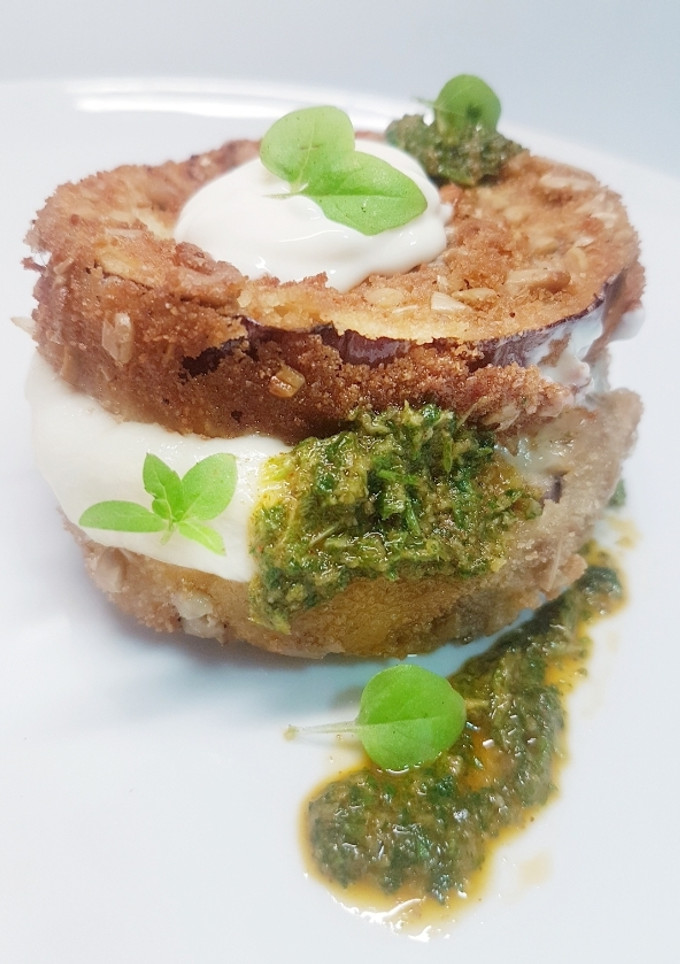 Una foto de Milhojas de berenjena con salsa chermoula