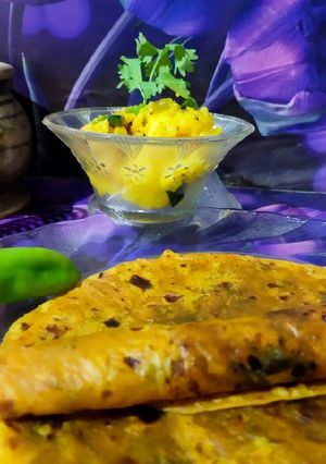 A picture of Thepla With Suki Bhaji(Gujjus all time favourite).