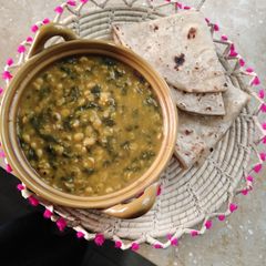 A picture of Gram lentil and spinach. Daal palak.