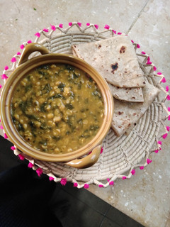 A picture of Gram lentil and spinach. Daal palak.