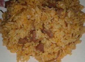 Una foto de Locrio de salami (Arroz con salami y fideo)