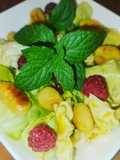 Gemischter Salat mit Gnocchi und Himbeeren