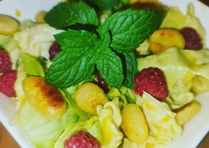 Gemischter Salat mit Gnocchi und Himbeeren