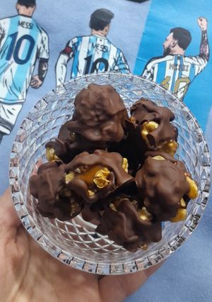 Una foto de 🏆🍫 El postre que juega la final. Bombones de nueces, dulce de leche y chocolate ⚽️