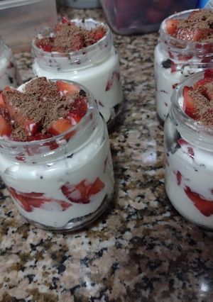 Una foto de Postre de oreo con frutillas y crema