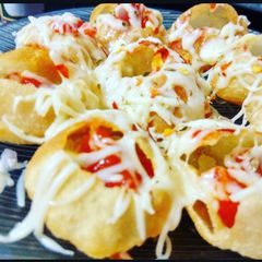 A picture of Cheese Golgappa.
