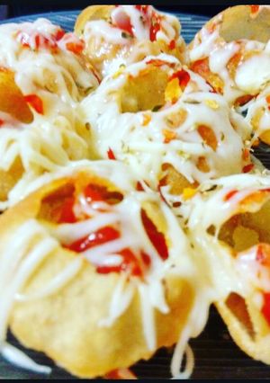 A picture of Cheese Golgappa.