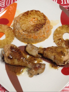 Una foto de Jamoncitos de pollo con piña y arroz integral con zanahoria