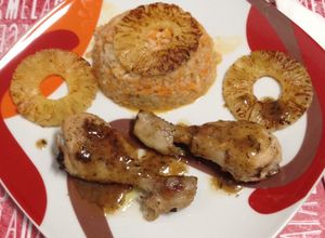 Una foto de Jamoncitos de pollo con piña y arroz integral con zanahoria
