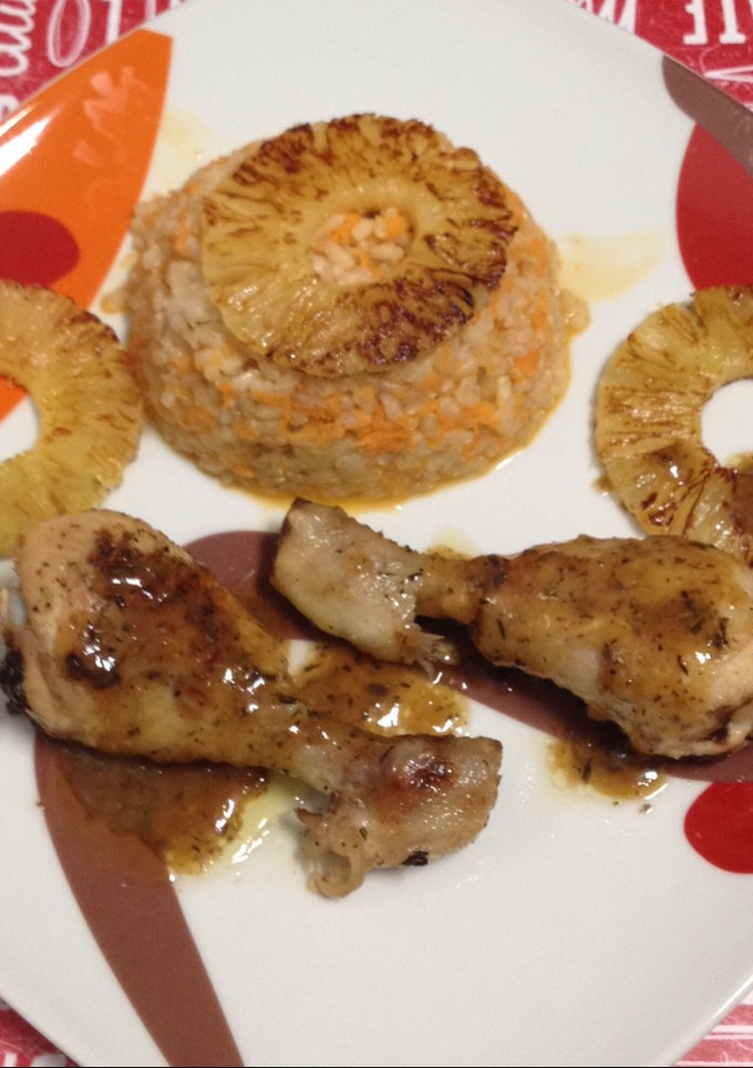 Una foto de Jamoncitos de pollo con piña y arroz integral con zanahoria