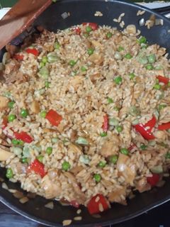 Una foto de Arroz con pollo y verduras en salsa de soja