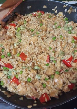 Una foto de Arroz con pollo y verduras en salsa de soja