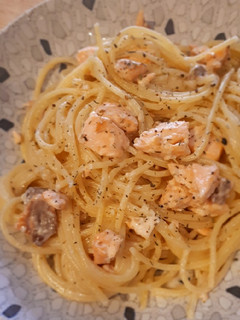 Una foto de Espaguetis cremosos con salmón y parmesano