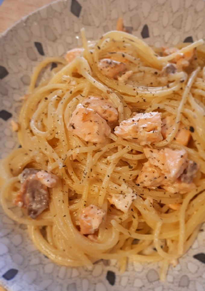 Una foto de Espaguetis cremosos con salmón y parmesano
