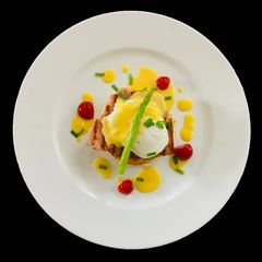 A picture of Egg Benedict.