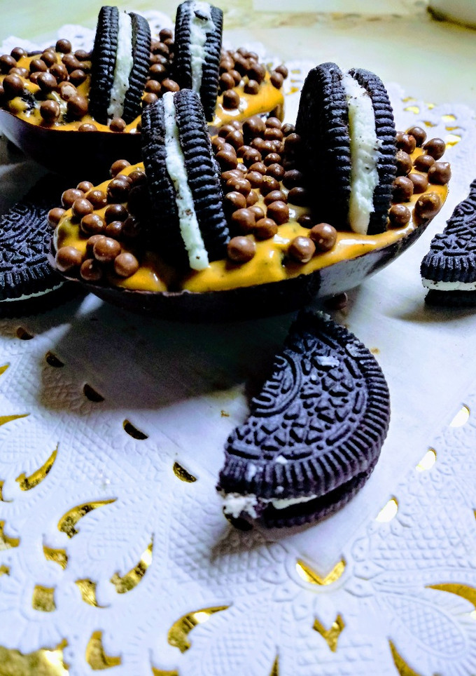Una foto de Huevos de Pascua rellenos sabor chocotorta y Oreo