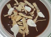 Una foto de sopa de queso panela