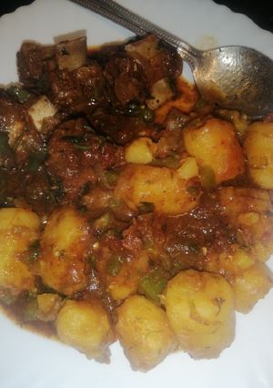 A picture of Green bananas with spicy beef.