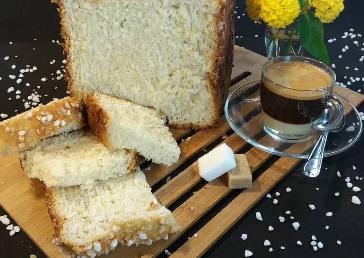 Pan de miel con azúcar perlado elaborado en la panificadora