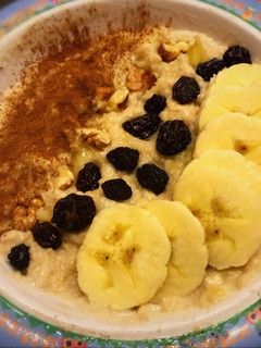 Una foto de Gachas de avena con banana, porridge al microondas en 1:30 minutos. saludable y súper fácil!